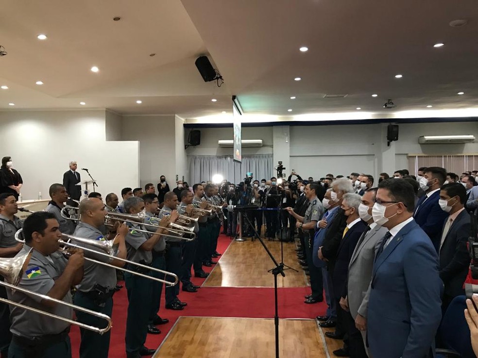 Marcos Rocha e Sérgio Gonçalves, governador e vice de Rondônia, durante Hino Nacional. Músicos são da banda da Polícia Militar   — Foto: Ana Kézia Gomes/g1