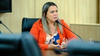 Cláudia de Jesus solicita informações do governo sobre jornada de trabalho dos assistentes sociais