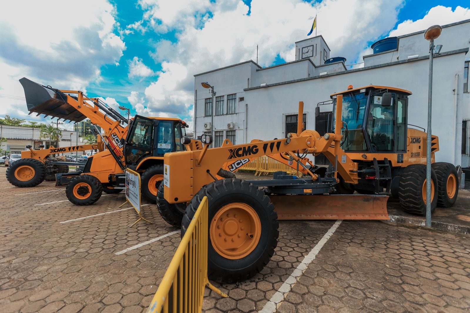Foram entregues duas retroescavadeiras, uma pá carregadeira e mais uma motoniveladora (patrola)