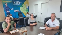 Chefe de gabinete do deputado Jean Mendonça recebe pedido de recursos para construção de estacionamento em Pimenta Bueno