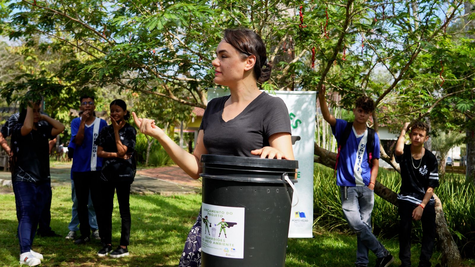A aula começou com a oficina de compostagem com a antropóloga Tábita Lopes