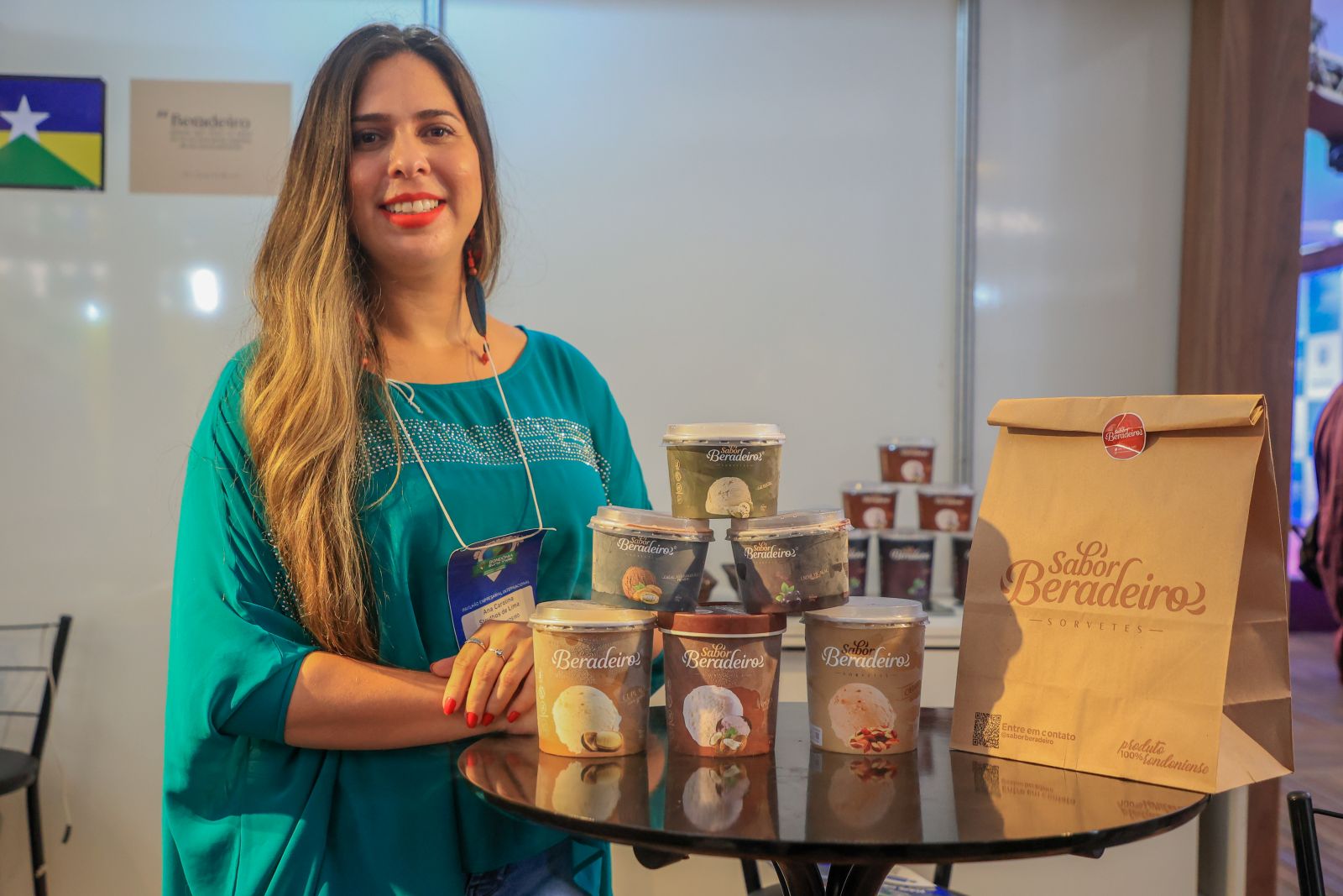 Carol fica feliz em apresentar o produto pela primeira vez aos que não conheciam