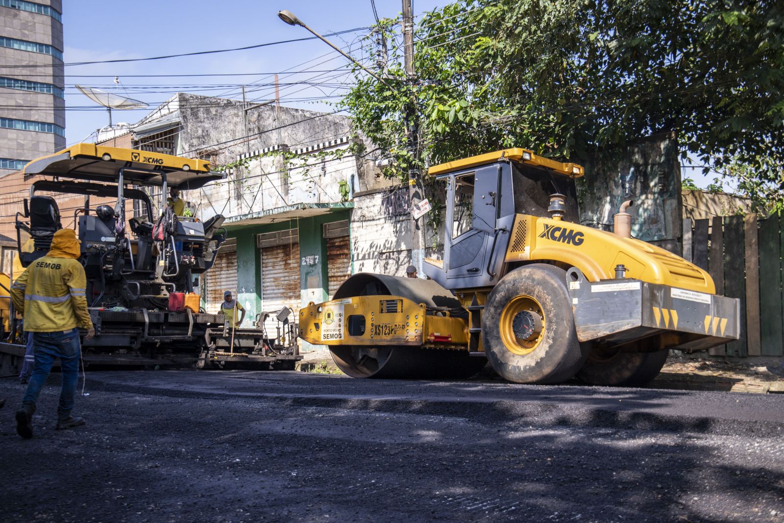 Muitas ruas da região central recebem o serviço de tapa-buracos