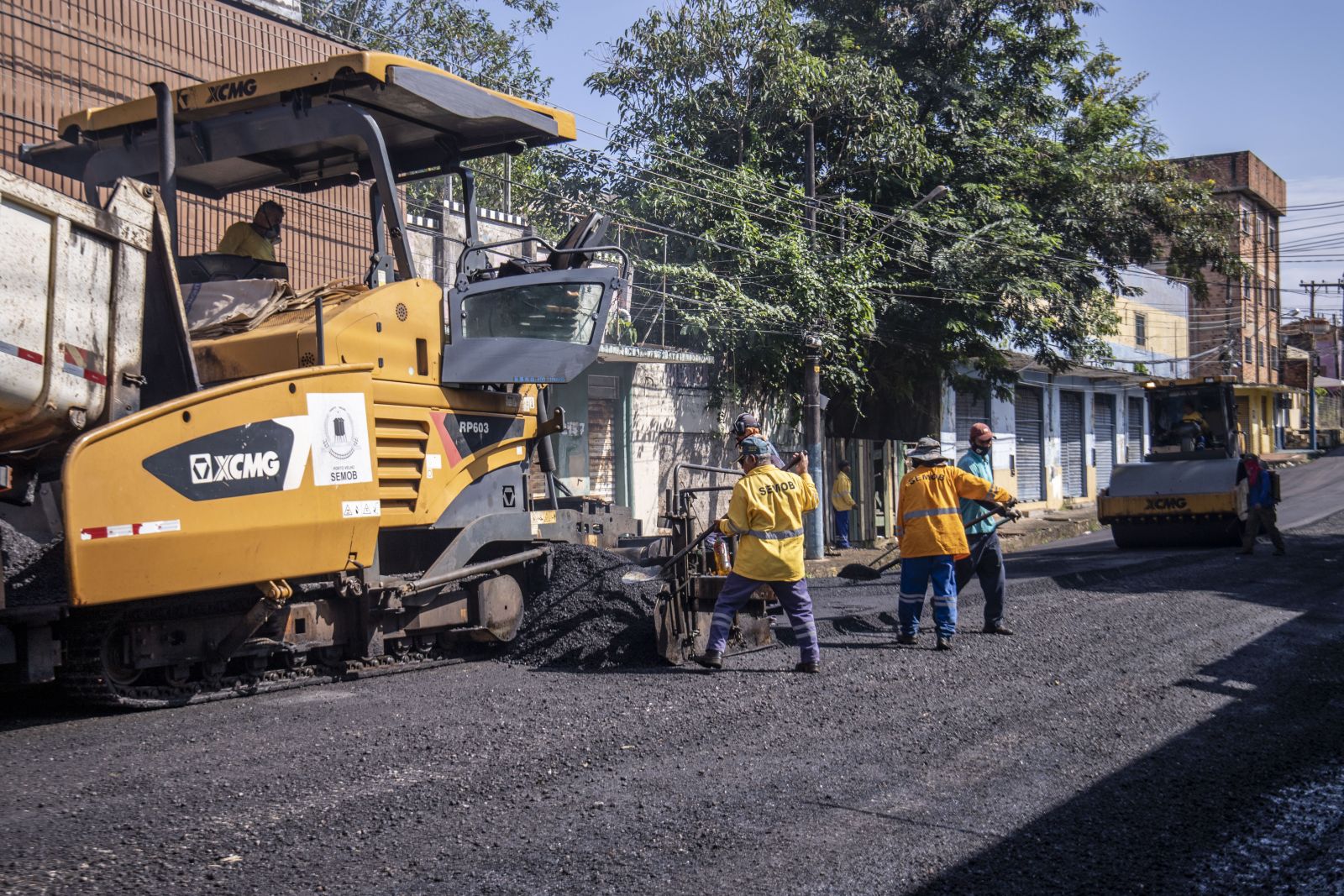 Primeiro é feita a limpeza da via para receber a capa asfáltica