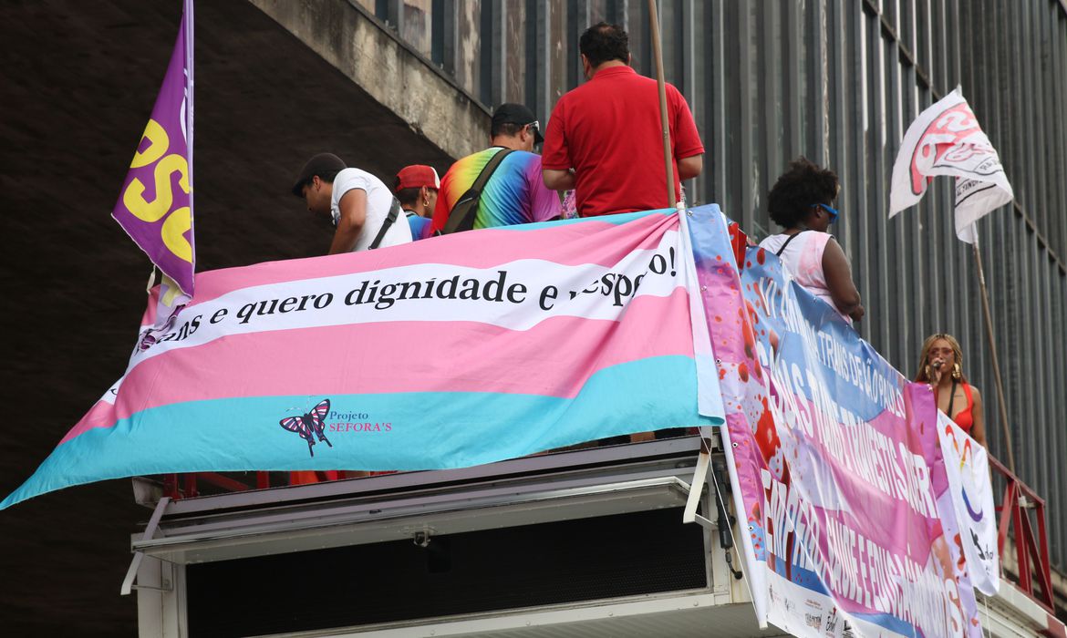 Concentração da VI Caminhada Trans de São Paulo, que celebra o Dia Nacional da Visibilidade Trans e Travesti, no Museu de Arte de São Paulo (Masp), na avenida Paulista.