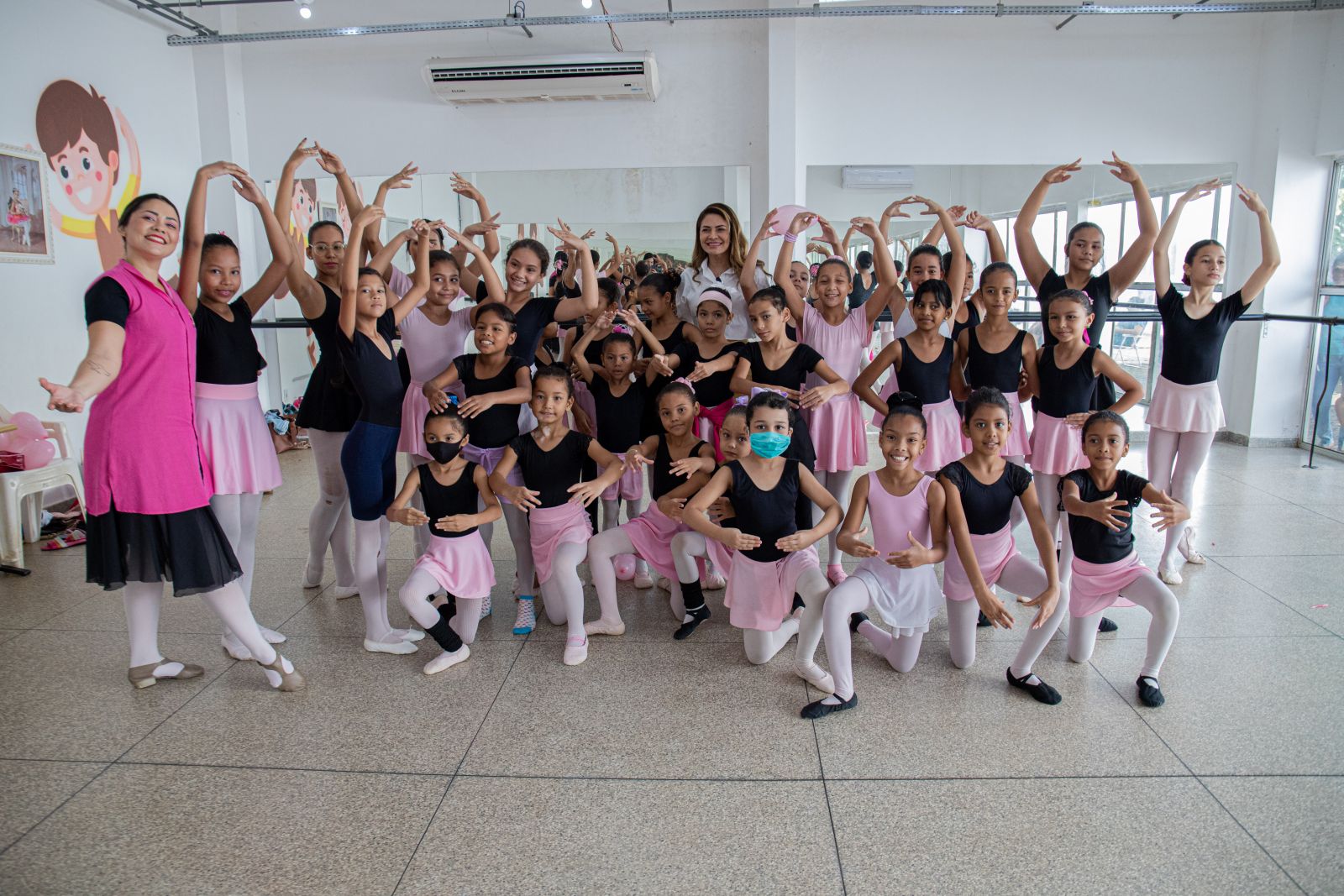 A professora Bárbara, é bailarina profissional, formada em Educação Física e responsável pelo projeto 