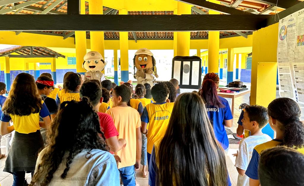 Os bonecos ‘Semtranzinho’ e ‘Semtranzinha’ deixam as palestras mais lúdicas