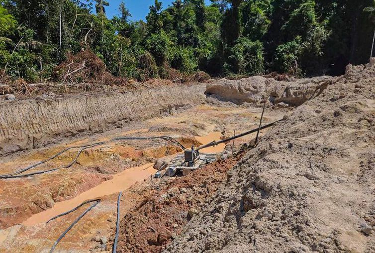 Sinop (MT) -  A Polícia Federal, em ação conjunta com o Ibama e o ICMBio, realizou operação de combate à extração ouro e desmatamento ilegais no Parque Nacional do Juruena (PNJu), em Nova Bandeirantes, região norte do estado de Mato Grosso. A Operação Ibi-Çoroc foi deflagrada no dia 1/8 e teve os trabalhos estendidos até no  final da tarde  desta quinta-feira, dia 3/4.
Foto: Policia Federal/Divulgação