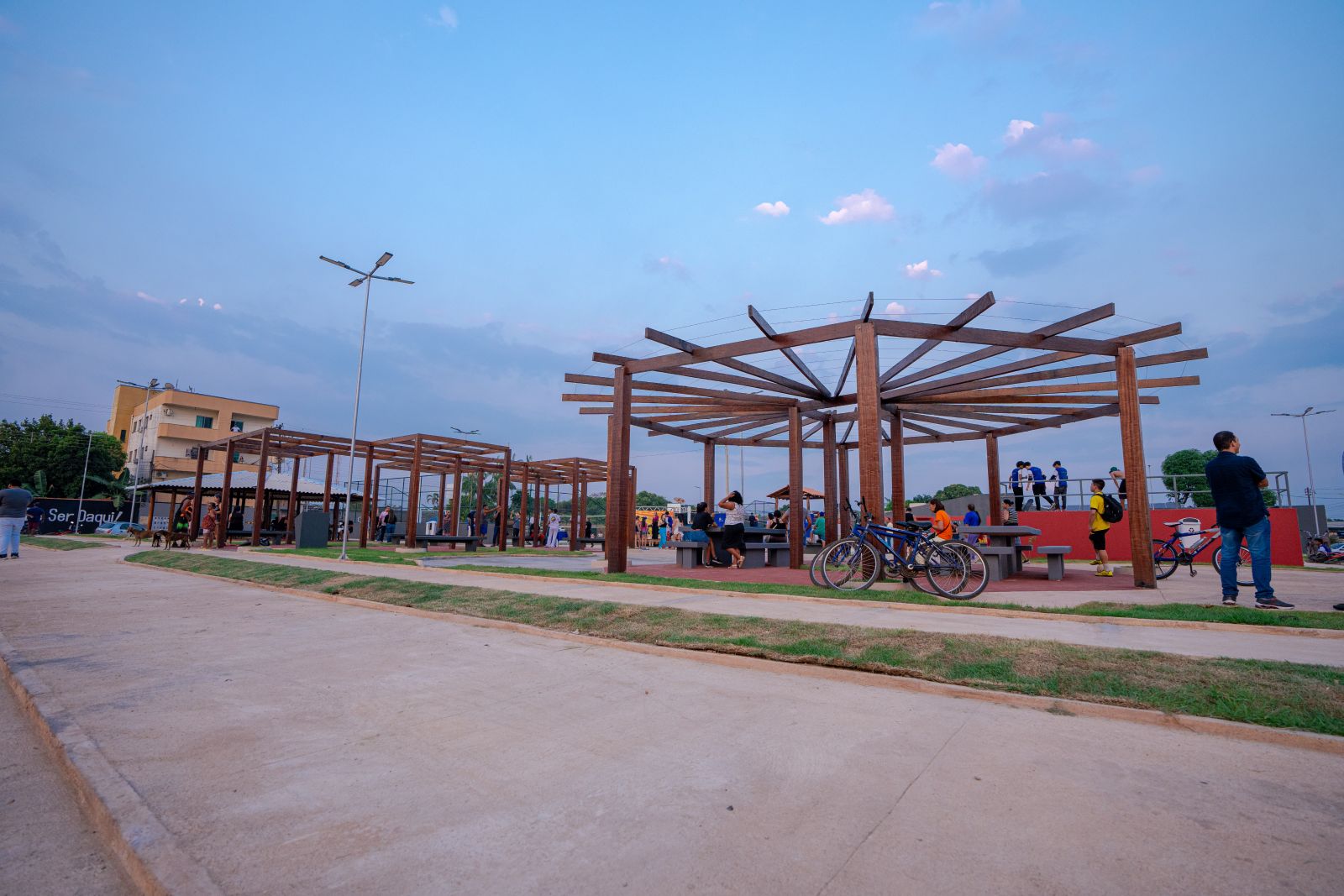 Espaço conta com áreas de convivência, pista de skate, quadra de futsal, e outras opções de lazer