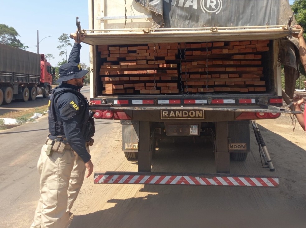 Carregamento de madeira serrada foi apreendido pela PRF em Ji-Paraná — Foto: PRF/Divulgação