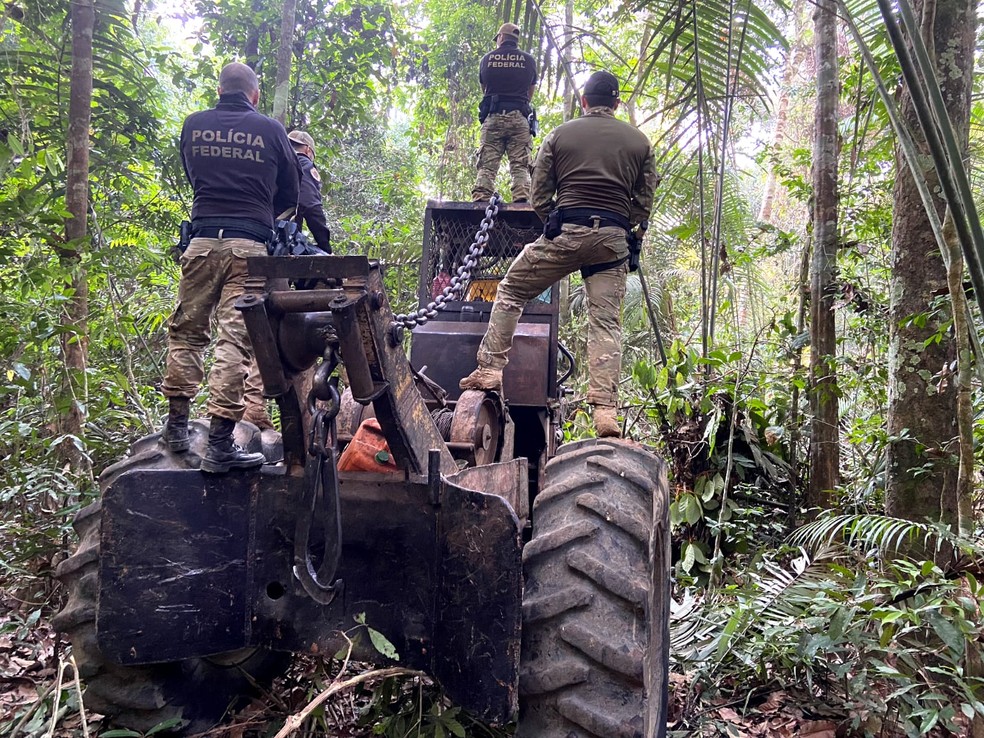 Agentes encontraram trator dentro de mata, entre RO e AM — Foto: PF/Reprodução