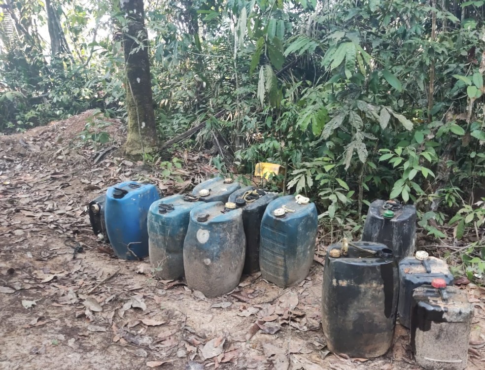 Combustível encontrado dentro de Terra Indígena em RO — Foto: PF/Divulgação