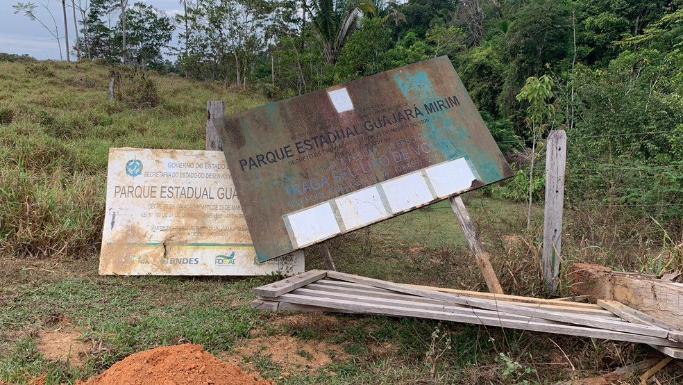 Placa do Parque Estadual Guajará-Mirim destruída — Foto: Silas Paixão/Ministério Público de Rondônia