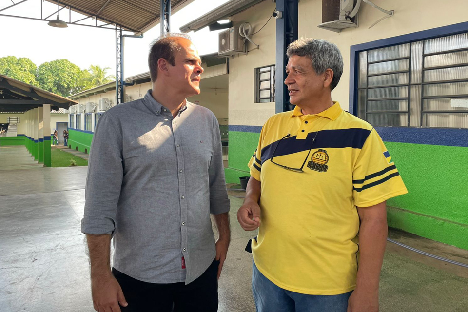 Alan Queiroz sugere a construção de auditório e a requalificação de quadra esportiva na escola Casimiro de Abreu