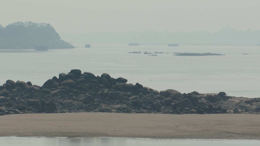 Montanha de pedra no leito do rio Madeira em Porto Velho — Foto: Reprodução/Rede Amazônica