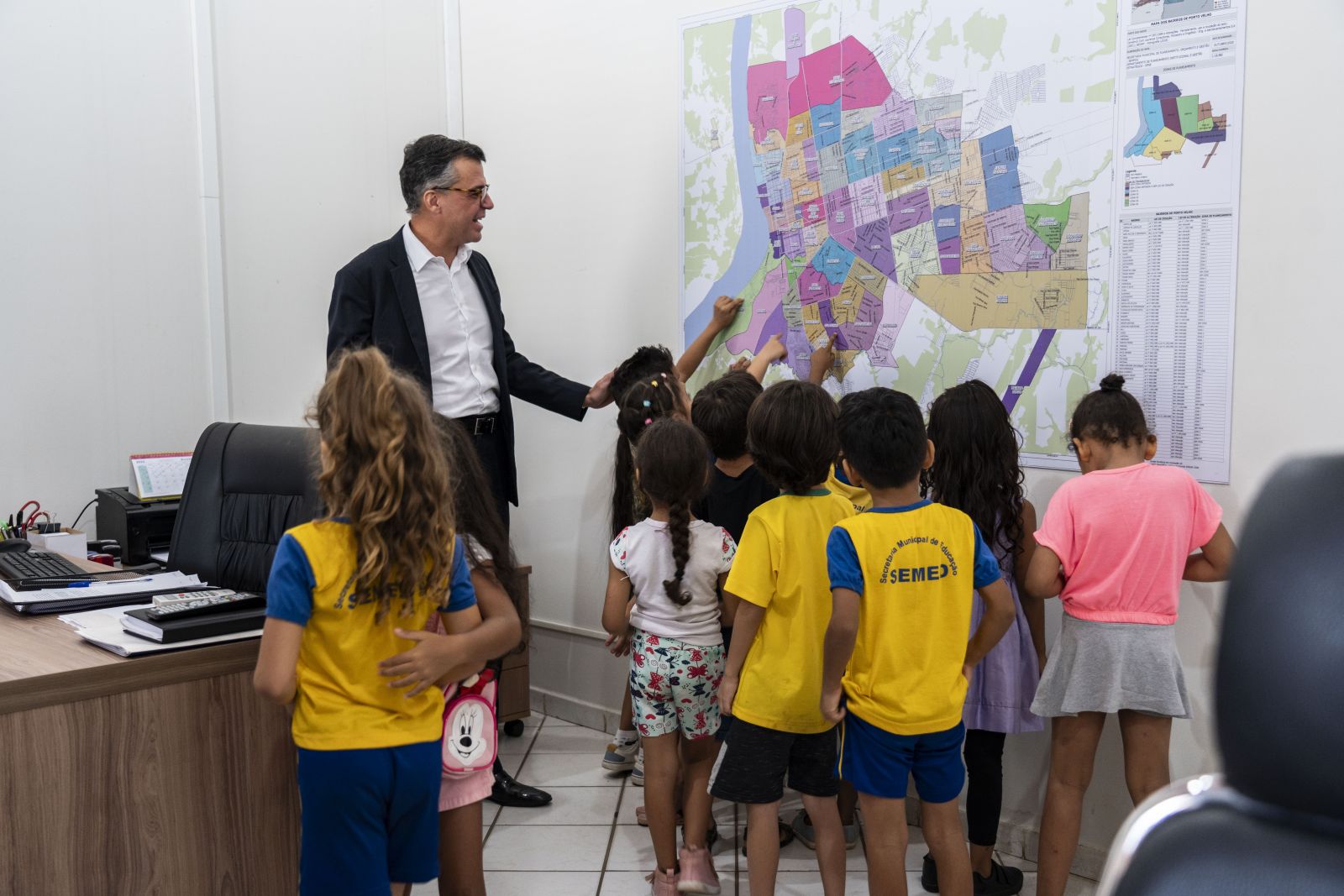 Fabricio Jurado apresentou o mapa do município aos olhares curiosos dos pequenos