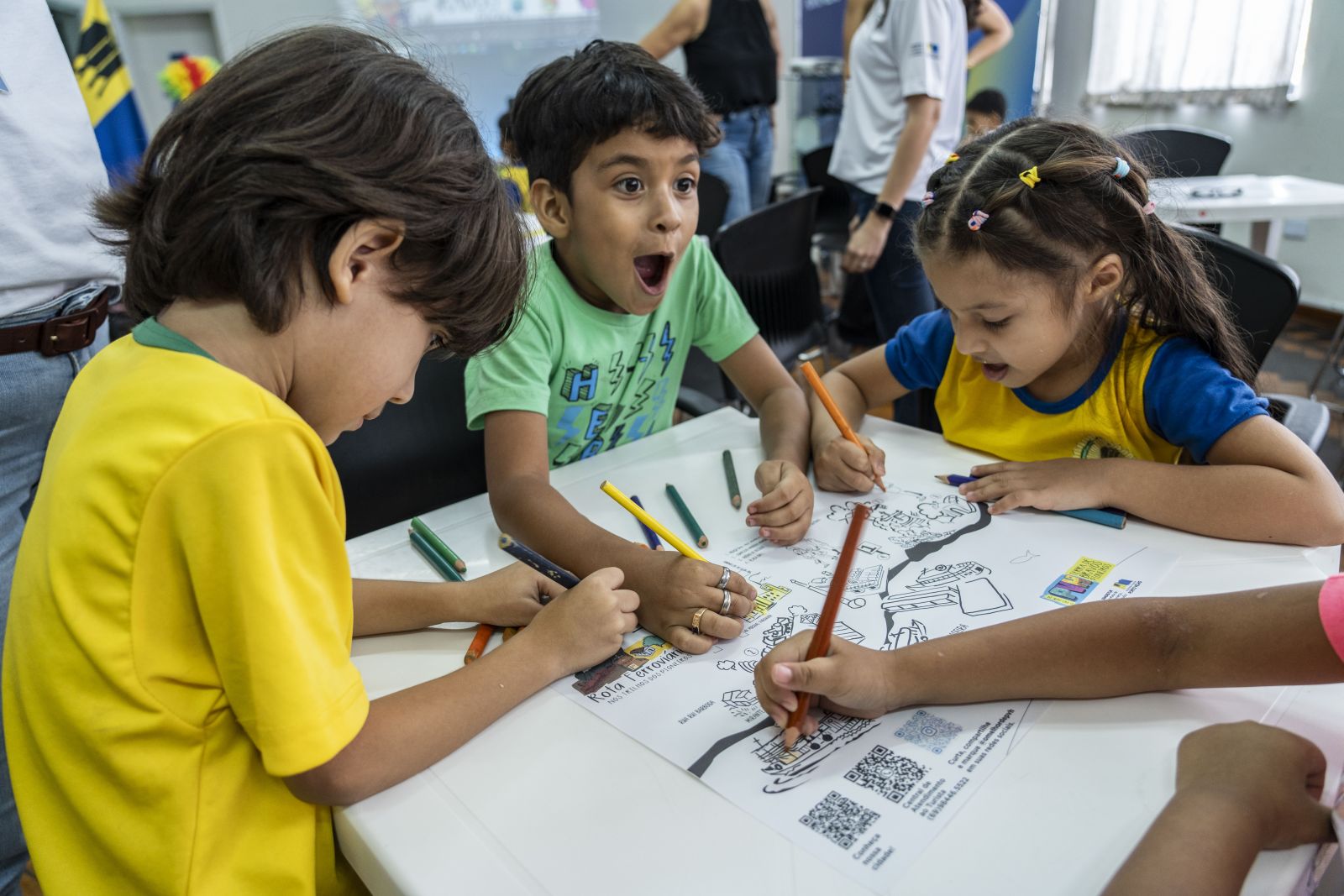 Teve pintura com o tema turismo pedagógico e lanche para toda a turma