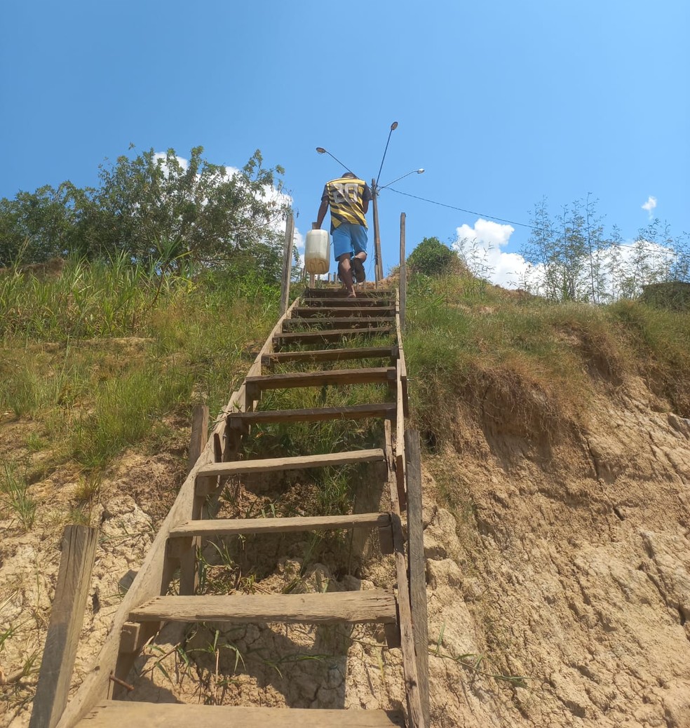 Ribeirinho com galão de água no Médio Madeira, em Porto Velho — Foto: Severino Nobre/Arquivo Pessoal