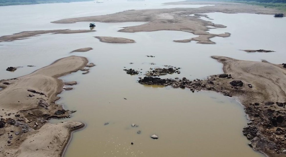 Montanhas de areia e pedrais durante a seca do rio Madeira — Foto: Thiago Frota / Rede Amazônica