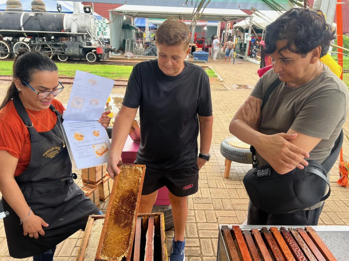 O espaço apresenta produtos, demonstrações e a cadeia produtiva do mel em Porto Velho.