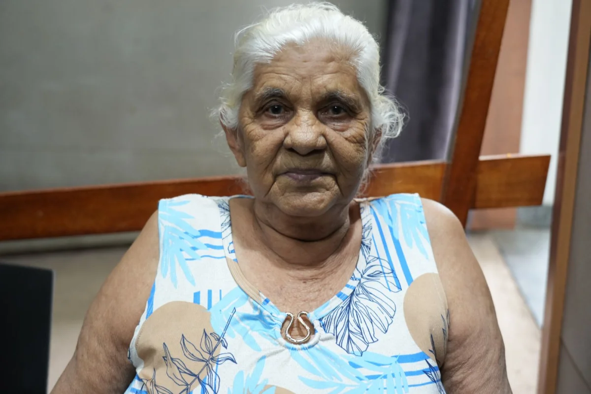 Maria do Carmo traz no olhar a emoção de ter a certeza de que a casa onde construiu sua história seria oficialmente sua