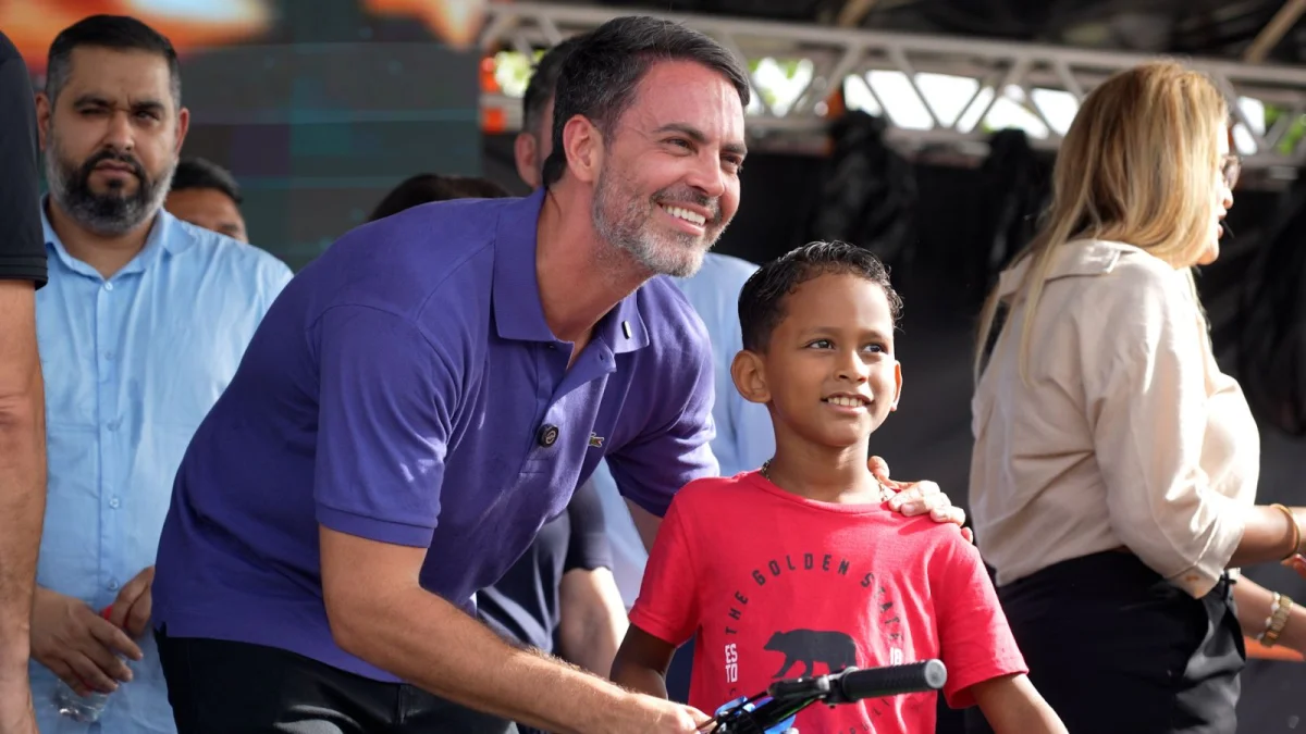 Prefeito Léo Moraes fez questão de entregar os prêmios