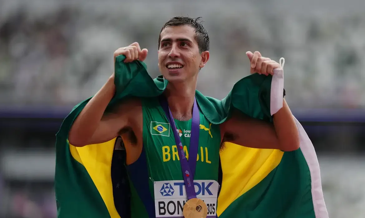 World Athletics Championships Tokyo 2025 - Men's 20km Race Walk Final - Japan National Stadium, Tokyo, Japan - September 20, 2025 Brazil's Caio Bonfim celebrates winning the gold medal REUTERS/Aleksandra Szmigiel