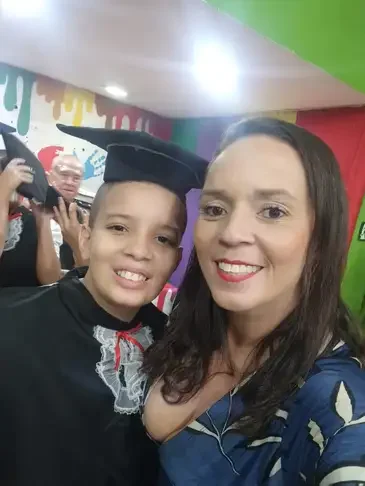 Rio de Janeiro (RJ), 09/01/2026 - Brasileiros vão reaproveitar material escolar na volta às aulas 2026. Priscilla Pires e o seu filho Gabriel. Foto: Priscilla Pires/Arquivo Pessoal