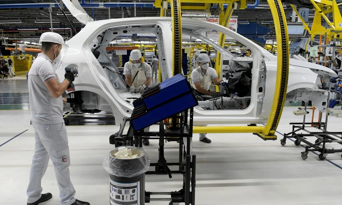 REUTERS/Washington Alves/Proibida reprodução Os trabalhadores da montadora Fiat Chrysler Automobiles constroem um modelo Argo 2020, em meio à disseminação da doença por coronavírus (COVID-19), na fábrica de montagem em Betim