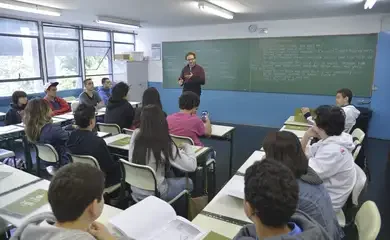 Alunos que pretendem trabalhar na Copa 2014 fazem curso  extracurricular de inglês