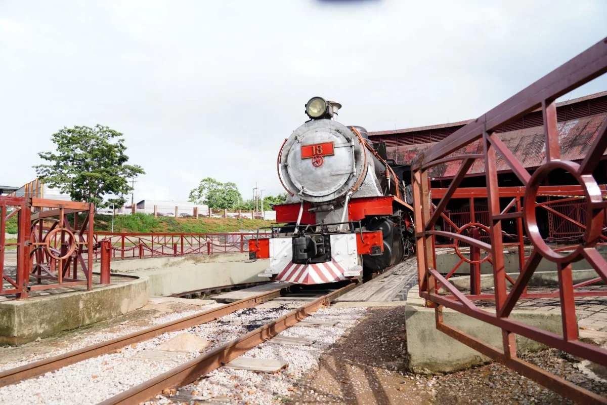 Exibição teve início às 16h30 e permitiu ao público observar de perto a locomotiva