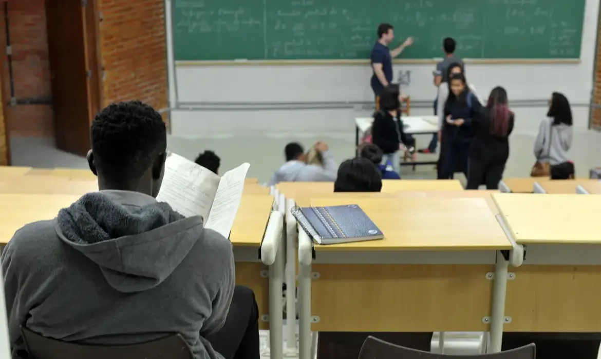 UnB foi a primeira universidade federal a adotar sistema de cotas raciais

UnB reserva vagas para negros desde o vestibular de 2004

Percentual de negros com diploma cresceu quase quatro vezes desde 2000, segundo IBGE