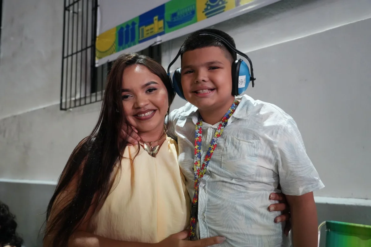 Amanda Keulem viaja de Jaci-Paraná para garantir ao filho Abner Felipe, de 9 anos, que tem TEA, um Réveillon diferente no Viradão do Béra.