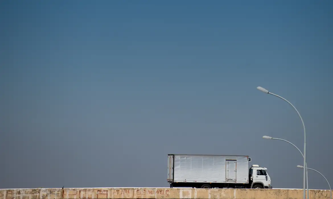 BRASÍLIA, DF, BRASIL,  01-07-2014, 11h30: Caminh'oes trafegam pela BR-040.  (Foto: Marcelo Camargo/Agência Brasil)