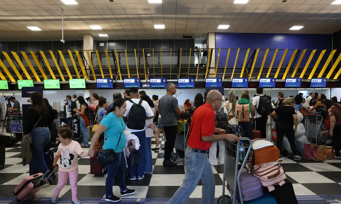 São Paulo (SP), 11/12/2025 - Passageiros aguardam para embarcar após voos cancelados e atrasados no Aeroporto de Congonhas. Foto: Rovena Rosa/Agência Brasil