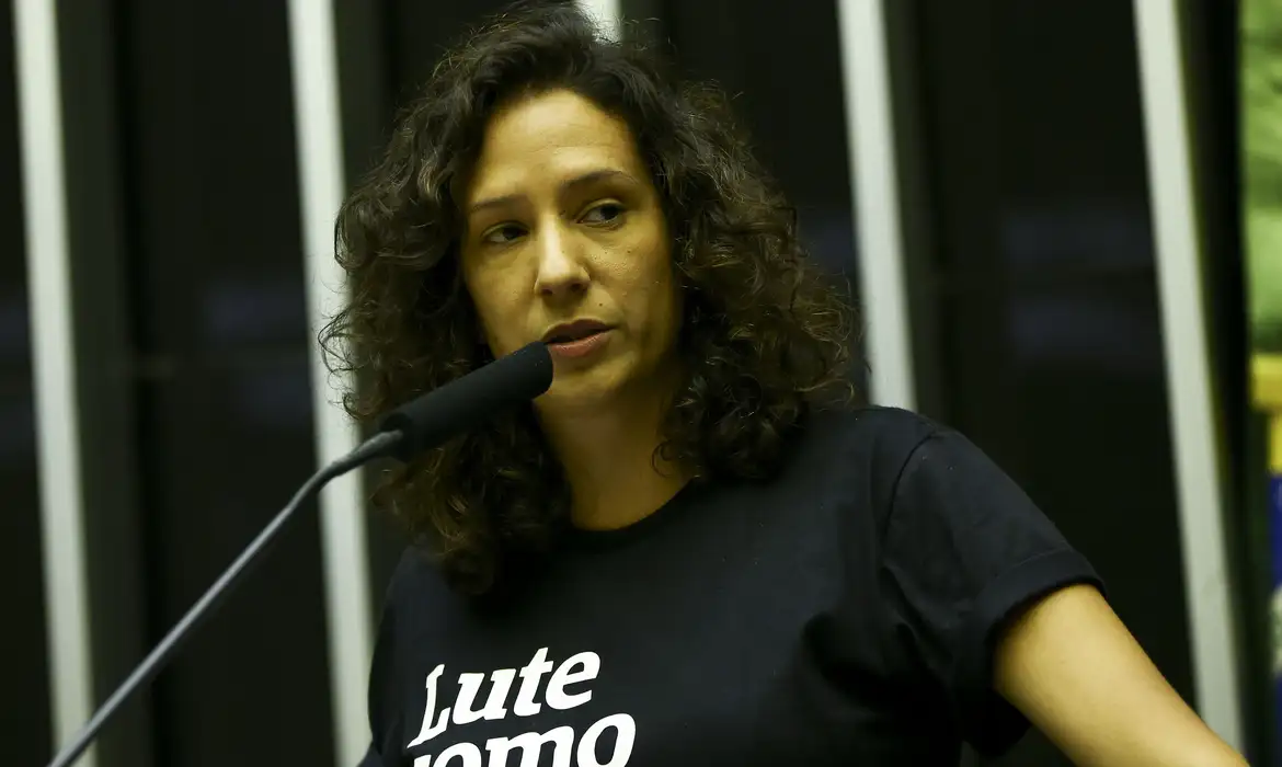  Mônica Benício, viúva da vereadora Marielle Franco, recebe a  Medalha Mietta Santiago, condecoração que visa valorizar iniciativas relacionadas aos direitos das mulheres