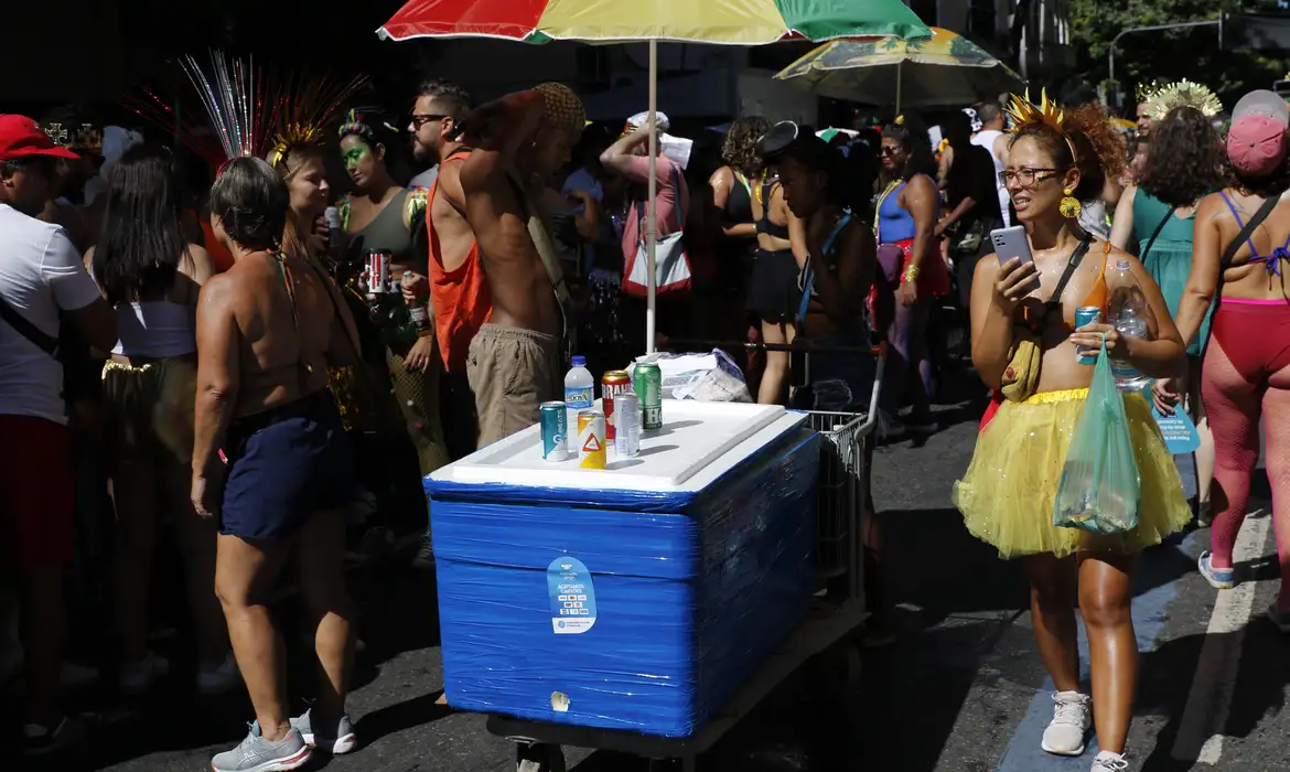 Rio de Janeiro (RJ) 10/02/2024 – Vendedores ambulantes no blocos de carnaval no centro da cidade. Foto: Fernando Frazão/Agência Brasil