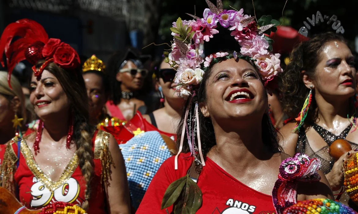 Rio de Janeiro (RJ) 10/02/2024 – Foliões curtem o carnaval de rua no desfile do bloco Multibloco, com tema Anos 90, no centro da cidade. Foto: Fernando Frazão/Agência Brasil