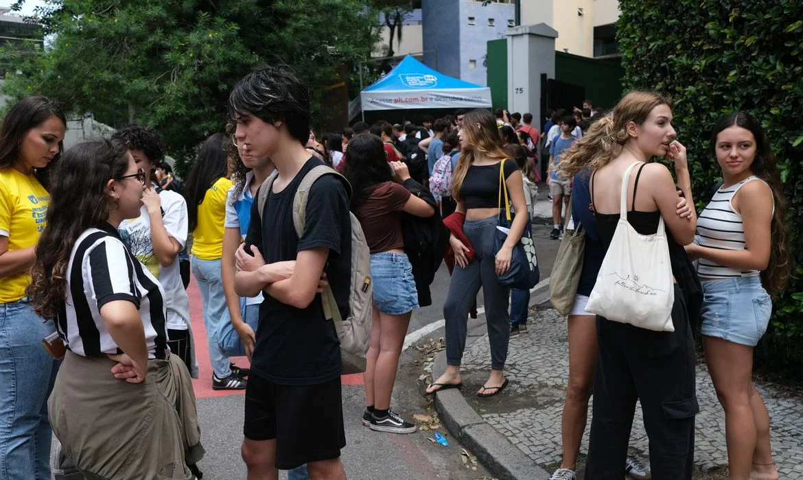 Rio de Janeiro (RJ), 09/11/2025 – Candidatos chegam para o primeiro dia de provas do Exame Nacional do Ensino Médio (Enem), na Universidade Santa Úrsula, em Botafogo. Foto: Fernando Frazão/Agência Brasil