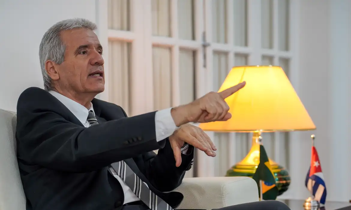 12.02.2026 - Brasília - Entrevista exclusiva com o Embaixador de Cuba no Brasil, Adolfo Curbelo Castellanos, na Embaixada de Cuba em Brasília. Foto: Rafa Neddermeyer/Agência Brasil