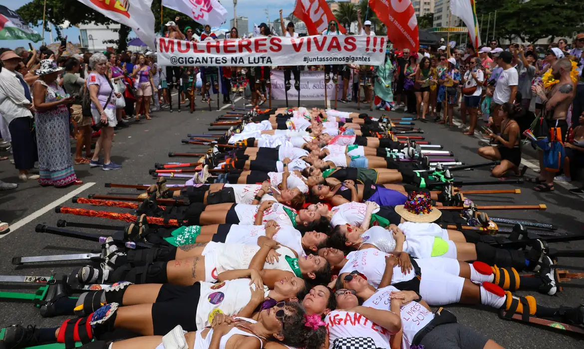Rio de Janeiro (RJ), 08/03/2026 – Ato do Dia Internacional da Mulher ocupa a praia de Copacabana, na zona sul do Rio, pedindo o fim das violências contra as mulheres. Foto: Tomaz Silva/Agência Brasil
