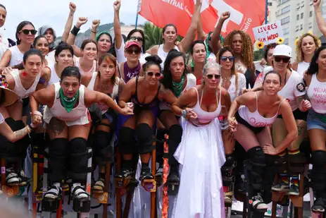 Rio de Janeiro (RJ), 08/03/2026 – Ato do Dia Internacional da Mulher ocupa a praia de Copacabana, na zona sul do Rio, pedindo o fim das violências contra as mulheres. Foto: Tomaz Silva/Agência Brasil