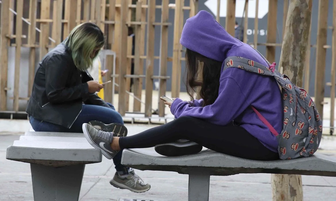 Rovena Rosa/Agência Brasil Uso contínuo de celular com a cabeça inclinada para baixo pode gerar problemas na cervical.