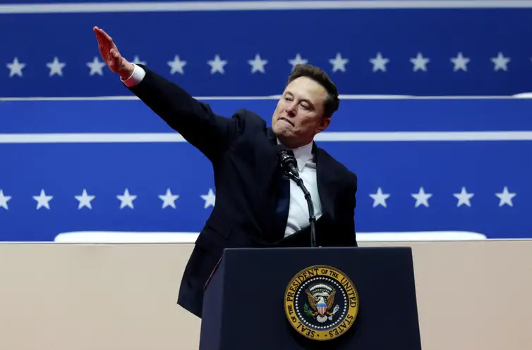 Elon Musk gestures at the podium inside the Capital One arena on the inauguration day of U.S. President Donald Trump's second term, in Washington, U.S., January 20, 2025. Reuters/Mike Segar/Poibida reprodução
