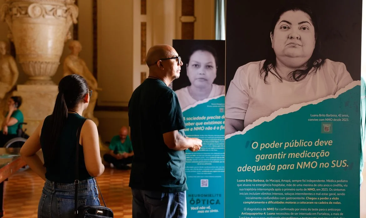 Tânia Rêgo/Agência Brasil Rio de Janeiro (RJ), 17/03/2026 - Palácio Tiradentes recebe exposição de conscientização sobre a Neuromielite Óptica. A exposição “Neuromielite Óptica – Você não vê, mas eu sinto” é resultado de parceria entre a Frente Parlamentar de Doenças Raras da ALERJ, a Subdiretoria-Geral de Cultura da ALERJ e a NMO Brasil. Foto: Tânia Rêgo/Agência Brasil