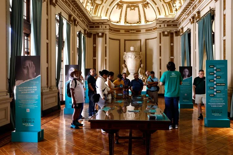 Tânia Rêgo/Agência Brasil Rio de Janeiro (RJ), 17/03/2026 - Palácio Tiradentes recebe exposição de conscientização sobre a Neuromielite Óptica. A exposição “Neuromielite Óptica – Você não vê, mas eu sinto” é resultado de parceria entre a Frente Parlamentar de Doenças Raras da ALERJ, a Subdiretoria-Geral de Cultura da ALERJ e a NMO Brasil. Foto: Tânia Rêgo/Agência Brasil