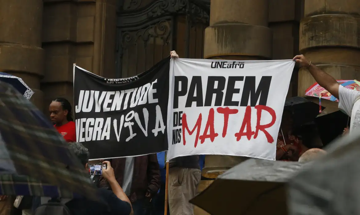 São Paulo (SP), 05/12/2024 -ato contra violência policial, concentração em frente ao teatro municipal de são paulo, praça Ramos de Azevedo . Foto: Paulo Pinto/Agência Brasil