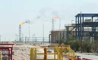 Flames rise from a gas flare at the Rumaila oil field, as the country cuts nearly 1.5 million barrels per day of output amid halted exports following the closure of the Strait of Hormuz, in Basra, Iraq, March 4, 2026. REUTERS/Essam Al-Sudani