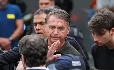 Brasília (DF) 14/09/2025 O ex-presidente Jair Bolsonaro, acompanhado de seu filho, Jair Renan, deixa hospital sob forte esquema de segurança, após passar por procedimentos.  Foto: Fabio Rodrigues-Pozzebom/ Agência Brasil