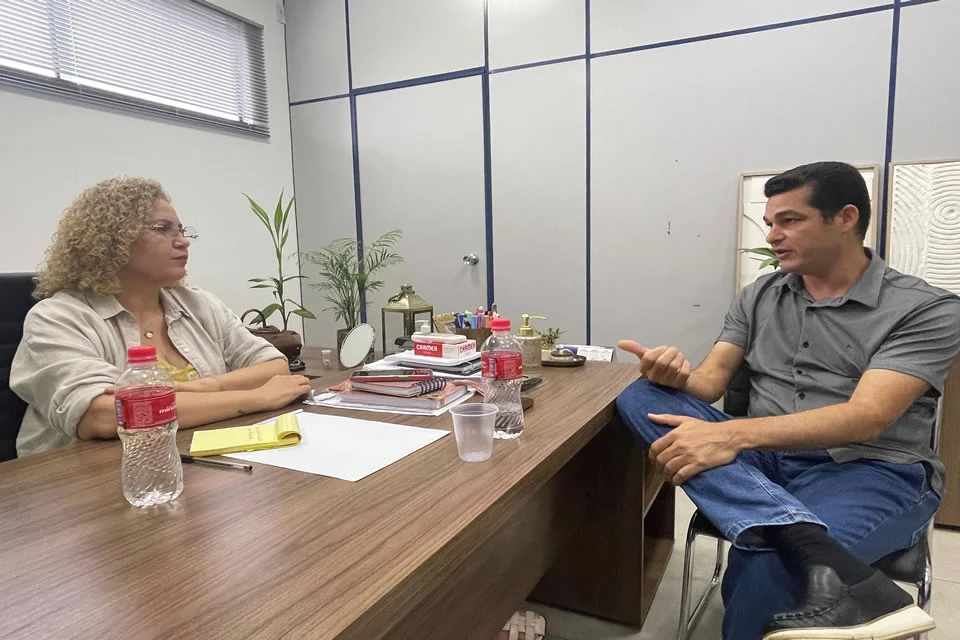Vereador Adalto de Bandeirantes realiza visita à Semdec e se reúne com secretária adjunta para tratar dos ajustes finais do Cemitério